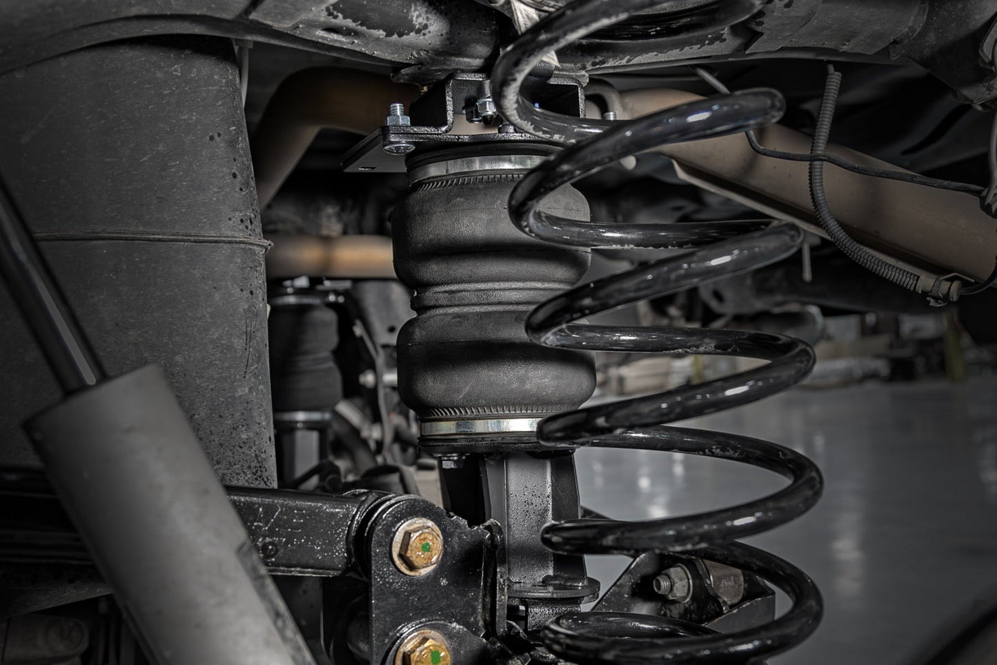 Air Spring Kit w/compressor Wireless Controller Stock Height Ram 1500 (10-18 & Classic) Rough Country-5