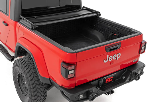 Soft Tri-Fold Bed Cover 5 Foot Bed Jeep Gladiator JT 4WD (2020-2025) Rough Country-1
