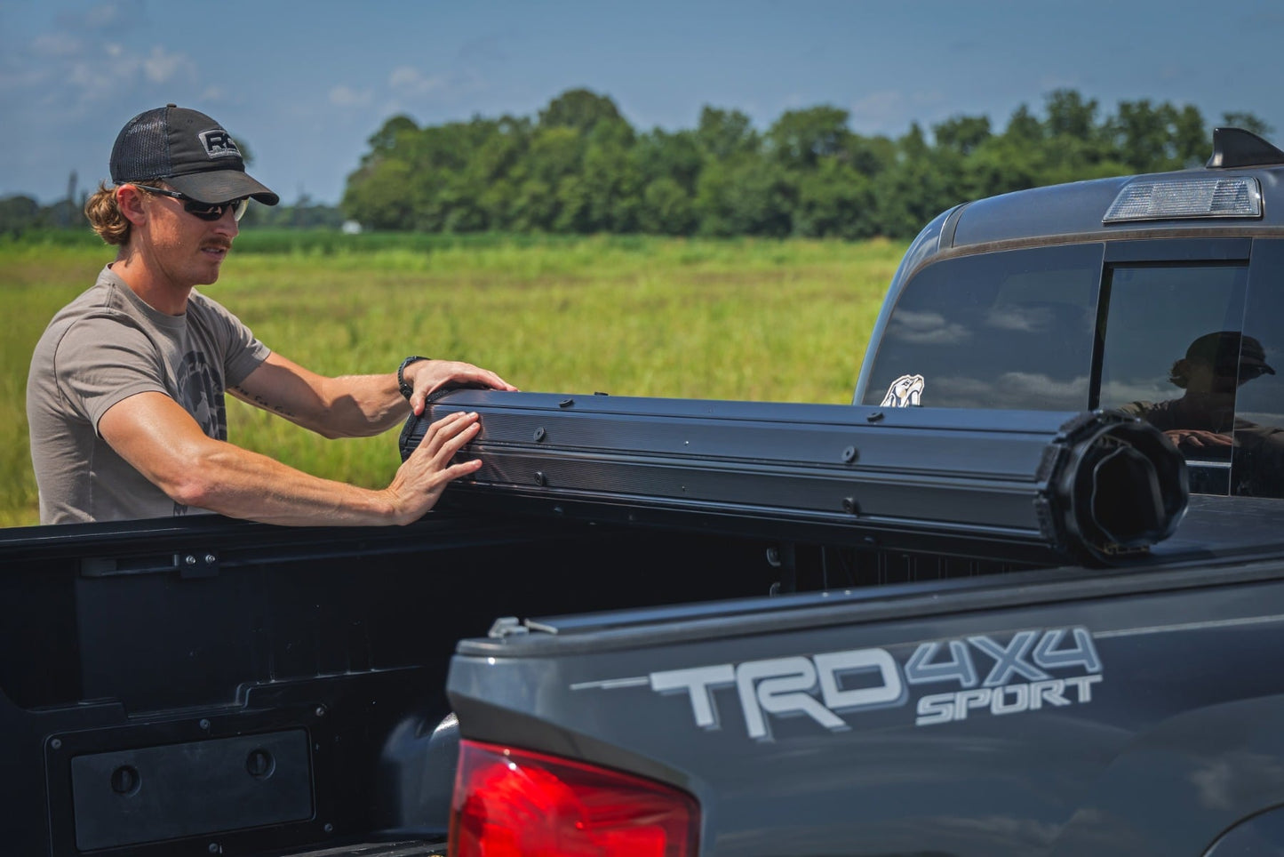 Hard Roll Up Bed Cover 5 Foot Bed Toyota Tacoma 2WD/4WD (2016-2023) Rough Country-5