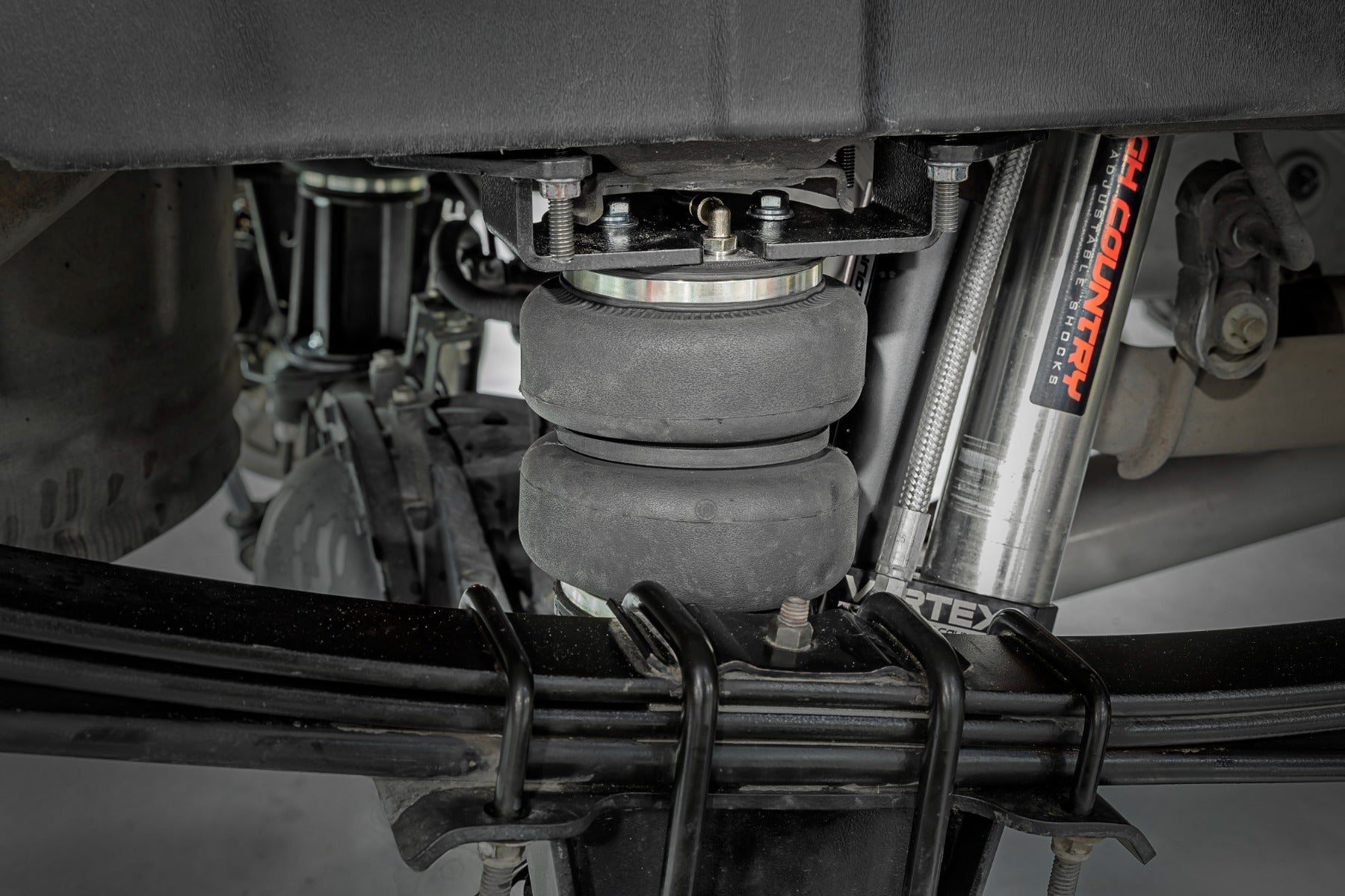 Air Spring Kit w/compressor Wireless Controller Silverado/Sierra 1500 (19-26) Rough Country-1