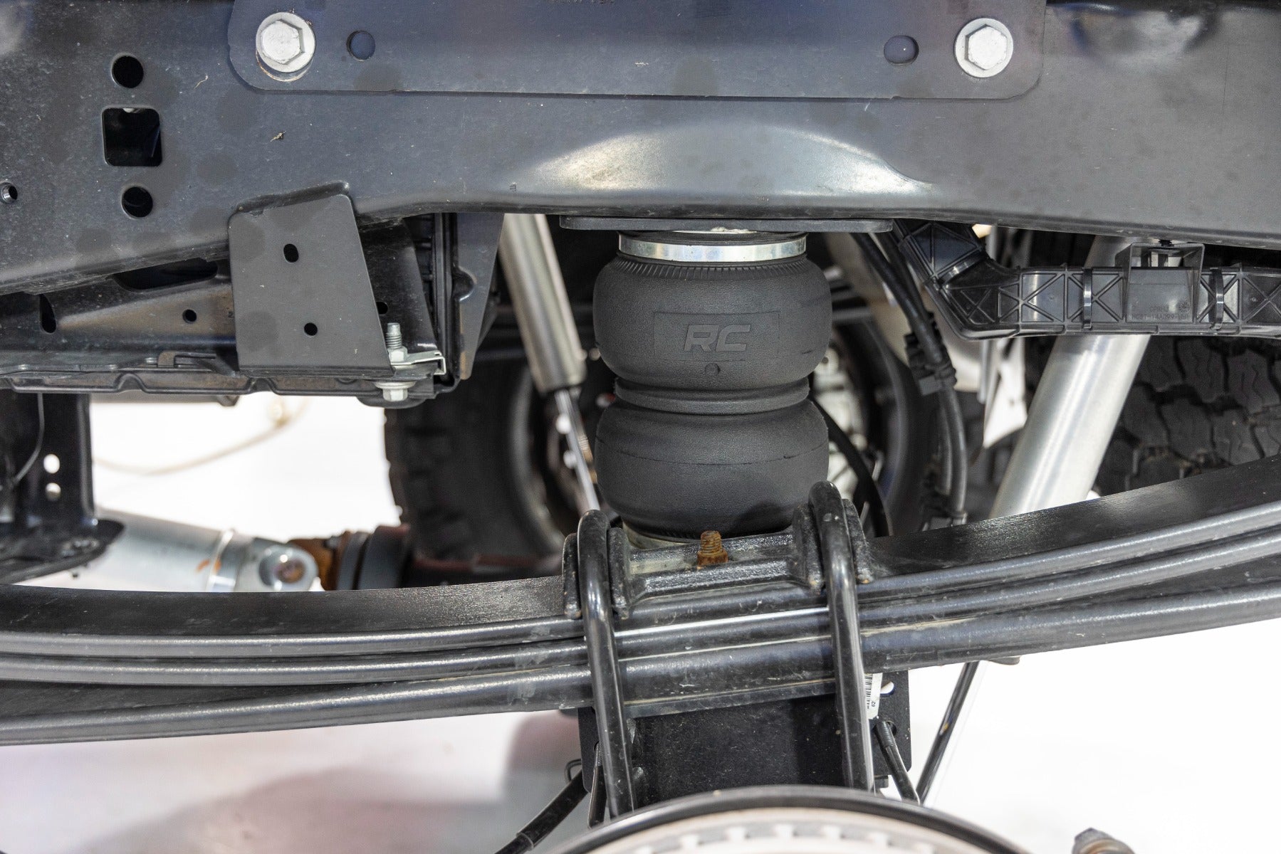 Air Spring Kit w/compressor Ford F-250/F-350 Super Duty 4WD (2017-2022) Rough Country-5