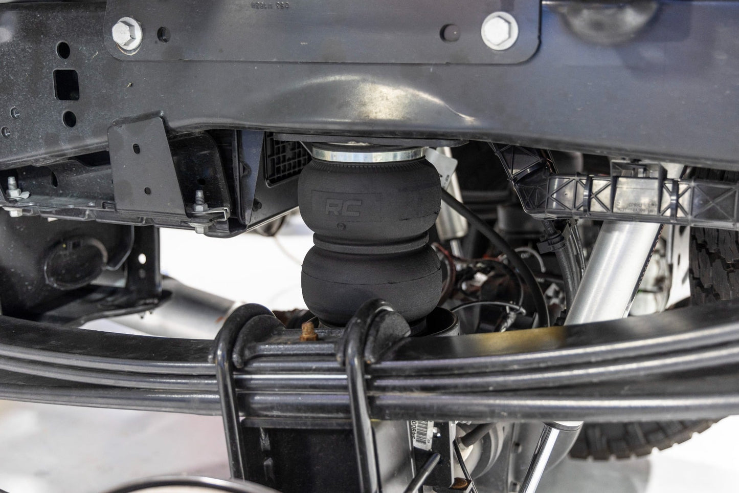 Air Spring Kit w/compressor Wireless Controller Ford F-250/F-350 Super Duty (17-26) Rough Country-4