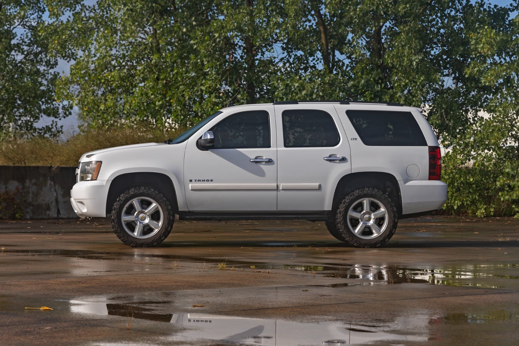 3.5 Inch Lift Kit N3 Struts Forged UCAs RED Chevy/GMC SUV 1500 (07-20) Rough Country-2