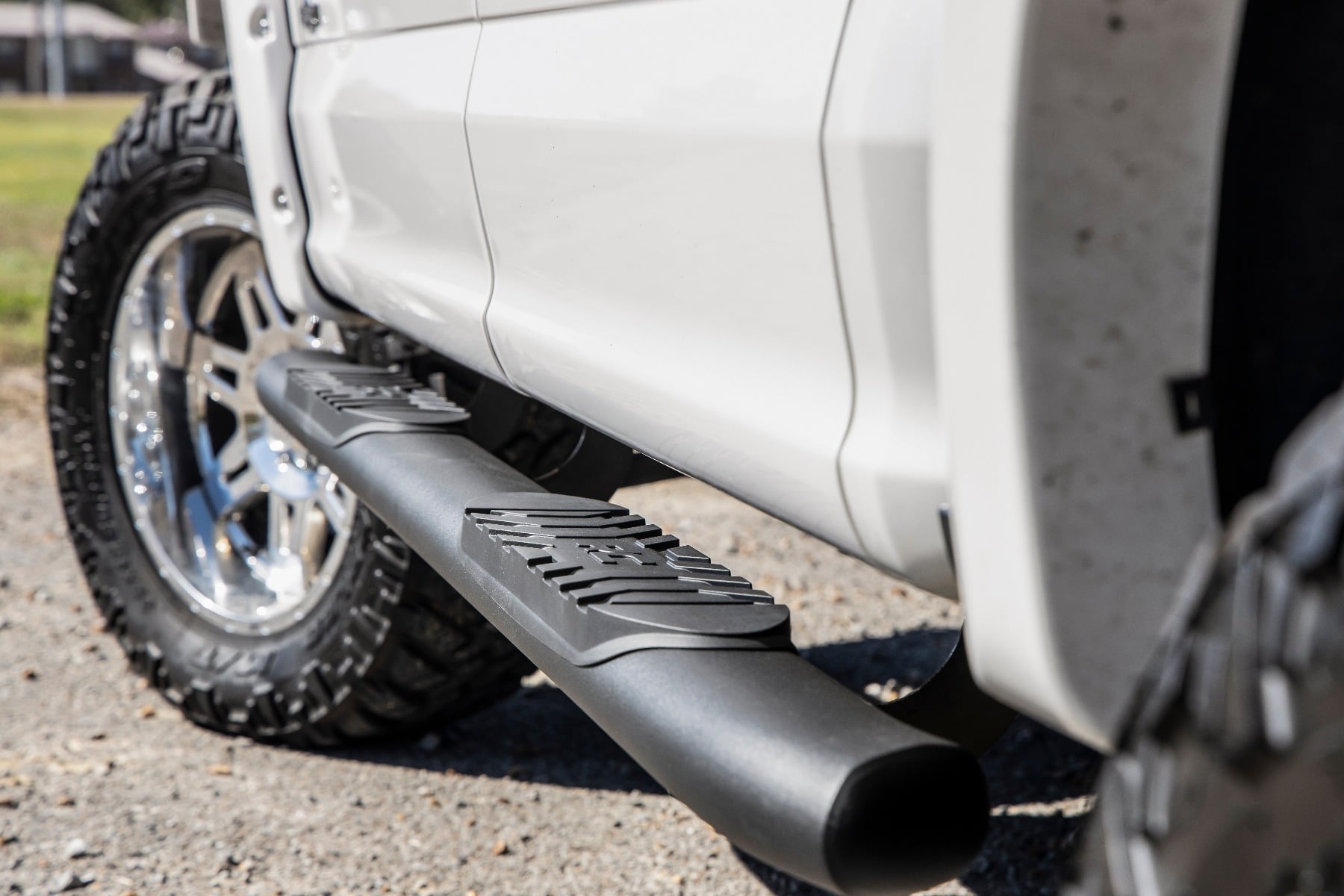 Oval Nerf Step Crew Cab Black Ford F-150/Lightning/F-250/F-350/Raptor (15-26) Rough Country-1