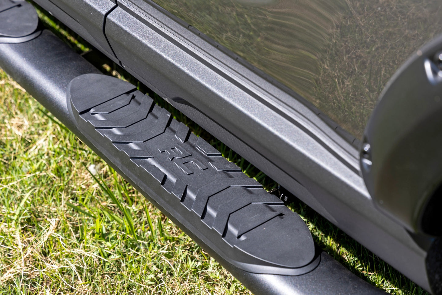 Rough Country Oval Nerf Step 4.5 Inch Crew Cab Black 21-Up Ford Bronco Sport 4WD Rough Country