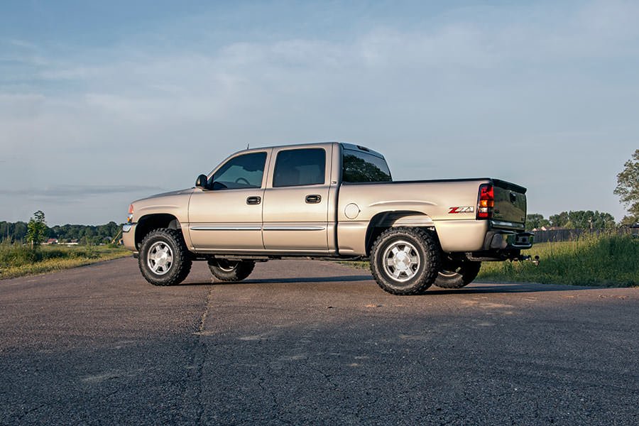 1.5-2.5 Inch Leveling Lift Kit 99-06 Silverado/Sierra 1500 4WD Rough Country-2