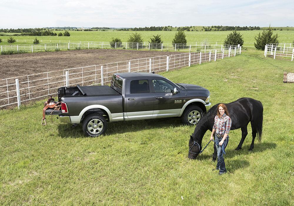 TruXport Tonneau Cover Black 2022-2026 Nissan Frontier Truxedo-3