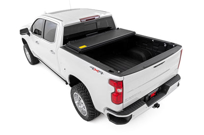 Hard Low Profile Bed Cover 6 Foot 7 Inch Bed Chevy/GMC Sierra 1500 (19-26)/Silverado 1500 (19-26) Rough Country-3