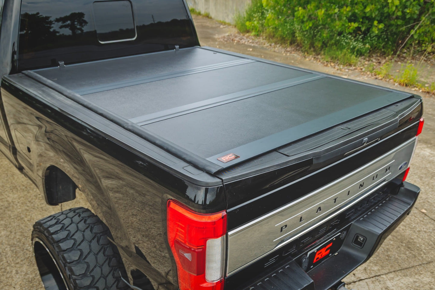 Hard Low Profile Bed Cover 6 Foot 10 Inch Bed Ford F-250/F-350 Super Duty (17-26) Rough Country-4