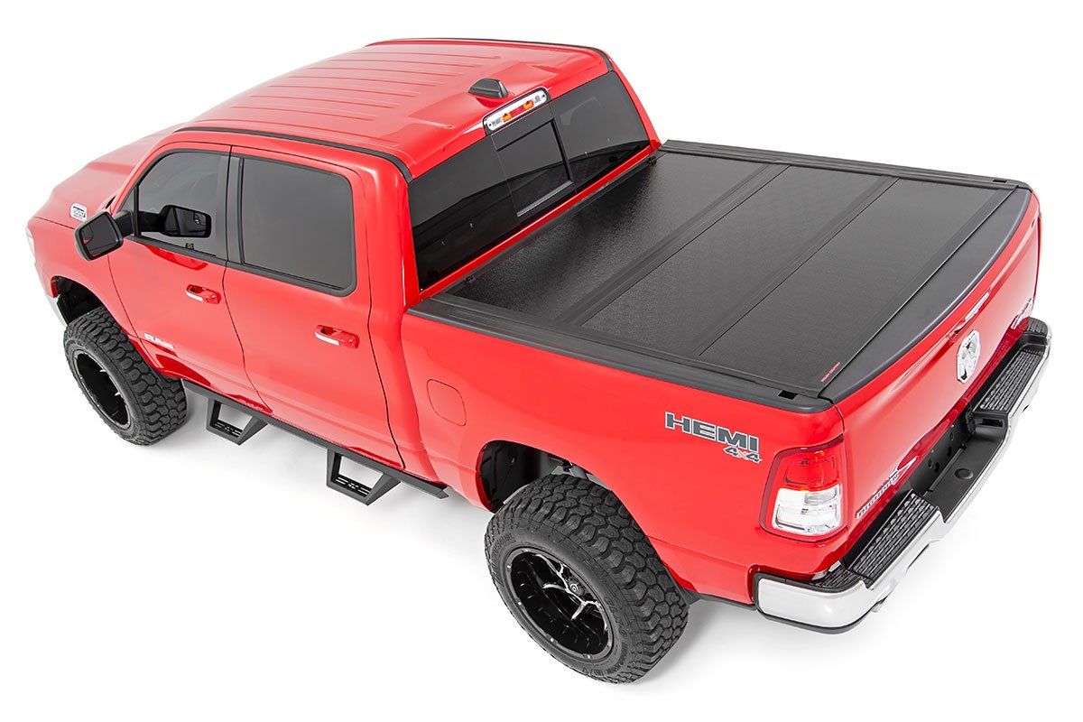 Rough Country Dodge Low Profile Hard Tri-Fold Tonneau Cover 19-20 RAM 1500 Quad/Mega Cab 5.5ft; Bed W/O RAMbox Rough Country