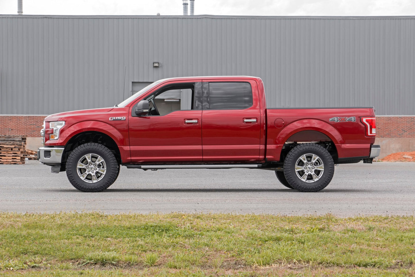 2 Inch Lift Kit M1 Struts/M1 Ford F-150 4WD (2014-2020) Rough Country-2