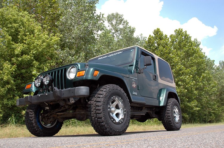 Rough Country 2 Inch Lift Kit V2 97-06 Jeep Wrangler TJ 4WD Rough Country