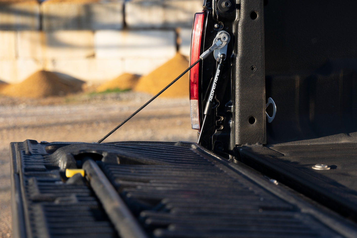 Tailgate Assist Ford F-250/F-350 Super Duty 2WD/4WD (1999-2016) Rough Country-2