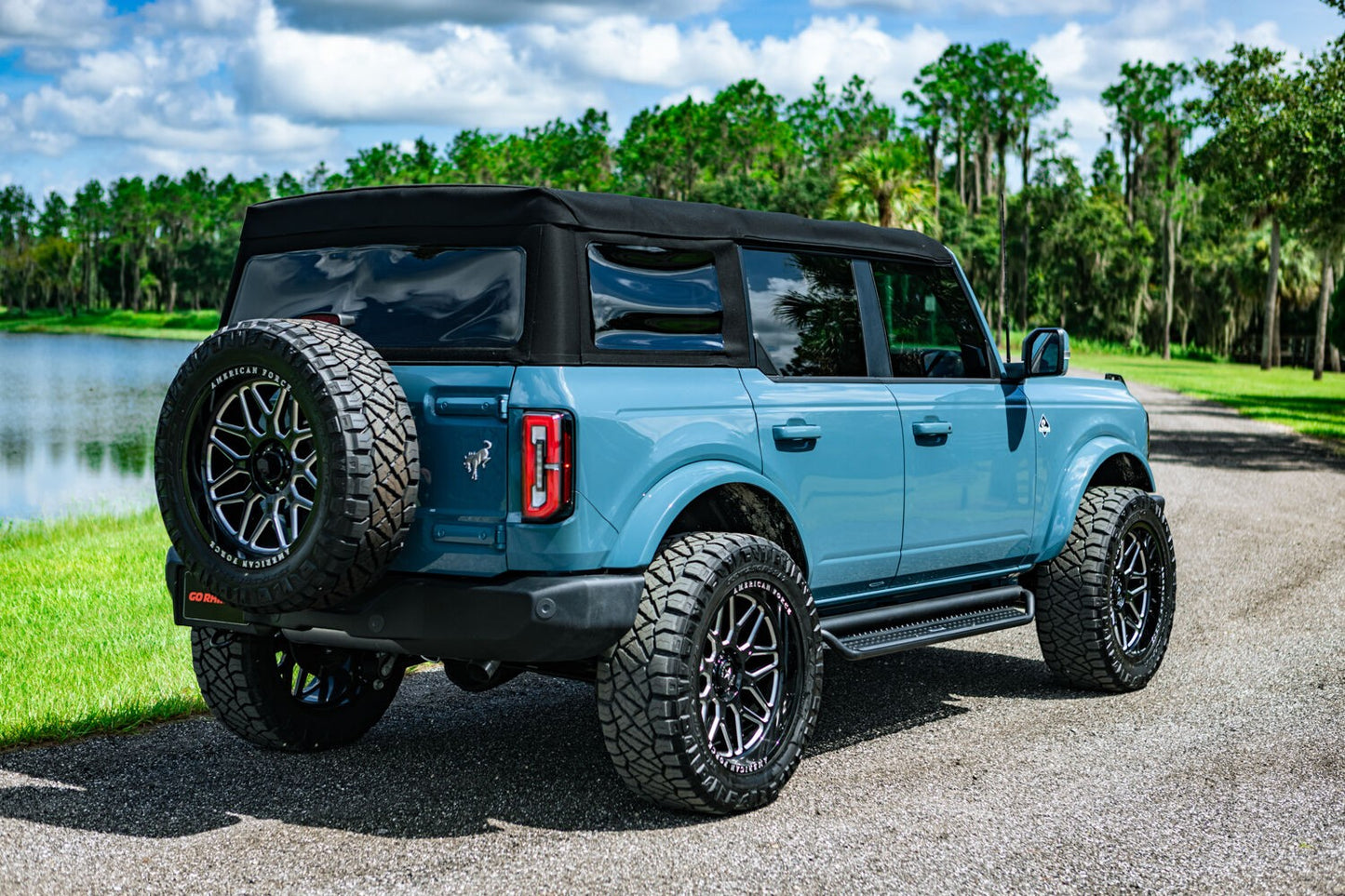 Dominator Xtreme D1 Side Steps with Rocker Panel Mounting Bracket Kit Textured Black 2021-2025 Ford Bronco Go Rhino-1