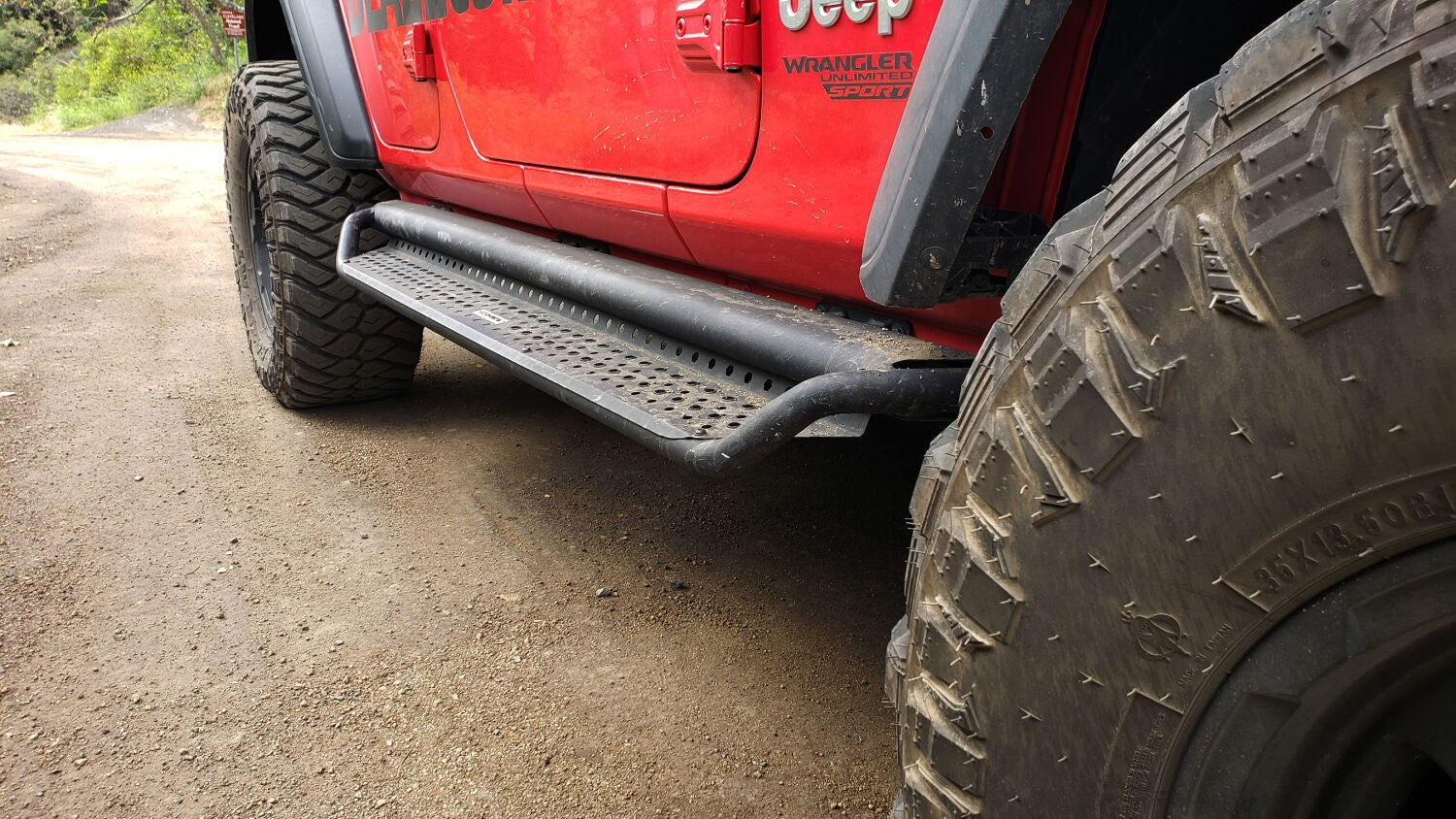 Dominator Xtreme D1 SideSteps With Mounting Bracket Kit Textured Black For 2018-2025 Jeep Wrangler JL Go Rhino