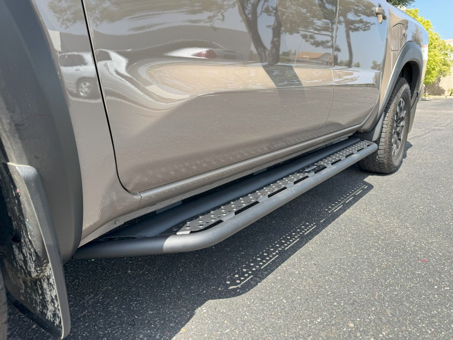 Dominator Xtreme D6 SideSteps W/ Mounting Bracket Kit Text. 2005-2026 Nissan Frontier Go Rhino-7