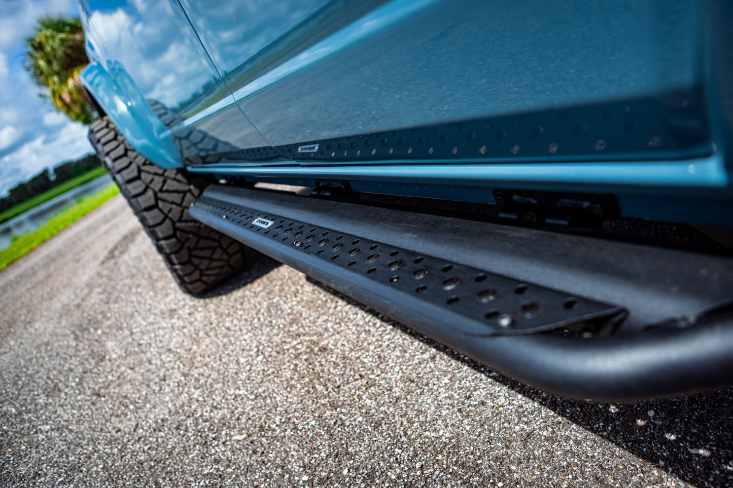 Dominator Xtreme DSS SideSteps With Mounting Bracket Kit Textured Black 2021-2025 Ford Bronco 4 Door Go Rhino-8