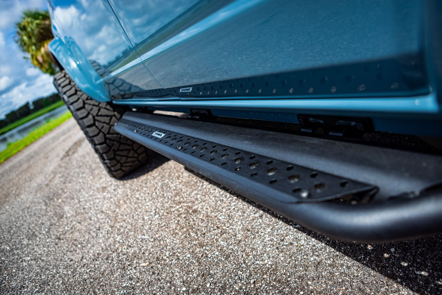 Dominator Xtreme DSS SideSteps With Mounting Bracket Kit Textured Black 2021-2025 Ford Bronco 4 Door Go Rhino-8
