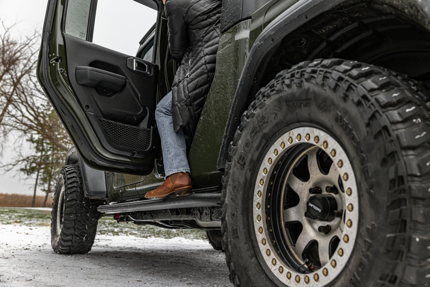 Dominator Xtreme DSS SideSteps With Mounting Bracket Kit Textured Black 2020-2025 Jeep Gladiator Go Rhino-3