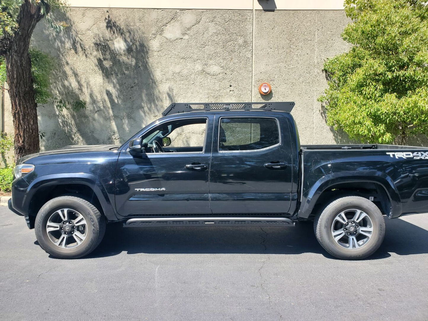 Dominator Xtreme D1 SideSteps With Mounting Bracket Kit Textured Black 2018-2023 Toyota Tacoma Go Rhino-5