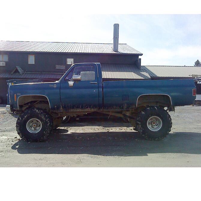 12 Inch Lift Kit 1973-1991 Chevy K20 and GMC K25 Suburban or 1973-1988 3/4 Ton Solid Axle Pickup 4WD (with 52 Inch Rear Springs) Rear Spring Kit with Shocks Superlift