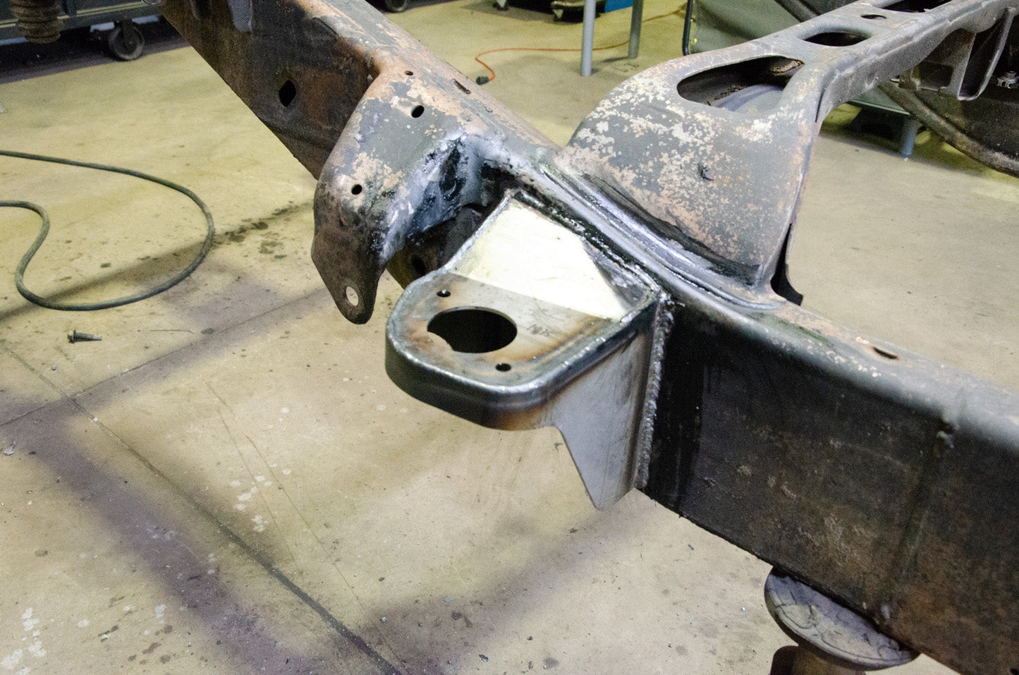 Rust Buster Frameworks 14-18 Chevy/GMC 1500 Crew Cab 5.8 Foot Bed 4x4 Rear Cab Mount - Right Rust Buster Frameworks