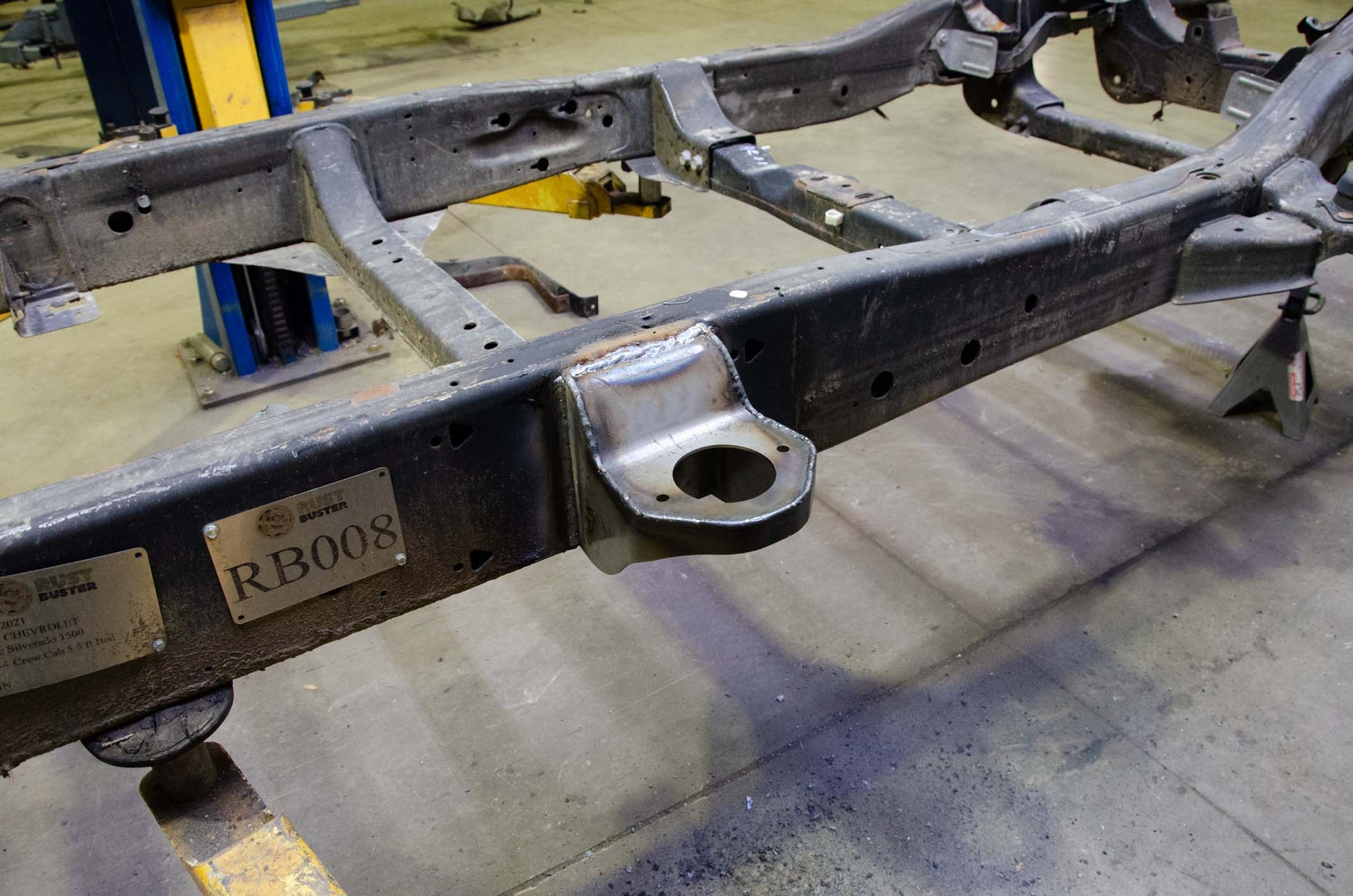 Rust Buster Frameworks 14-18 Chevy/GMC 1500 Crew Cab 5.8 Foot Bed 4x4 Center Cab Mount - Right Rust Buster Frameworks