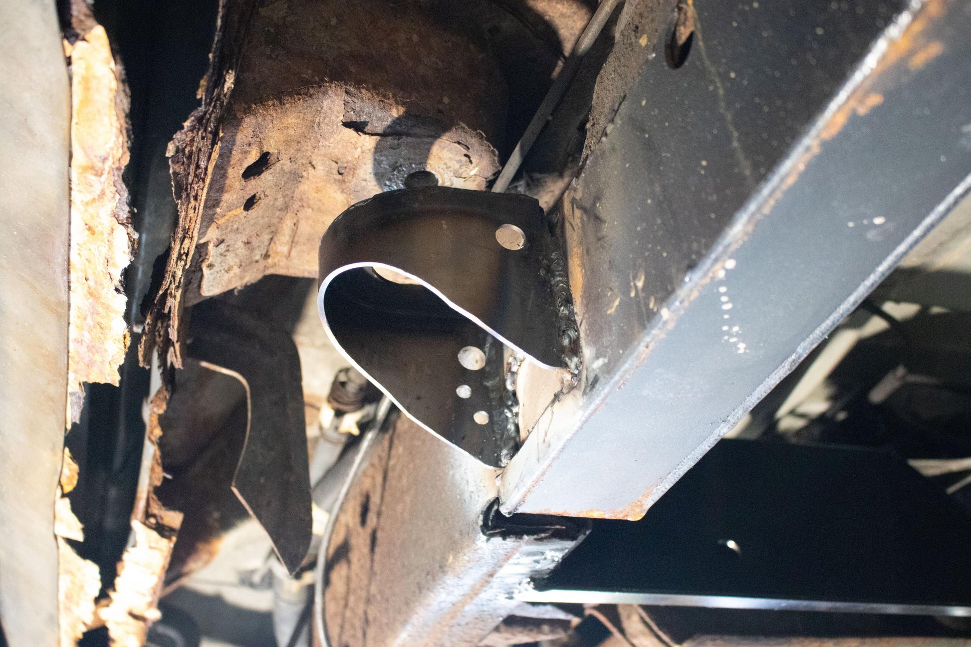 Center Body Frame Mount For Avalanche/Suburban/Yukon Rust Buster Frameworks-5