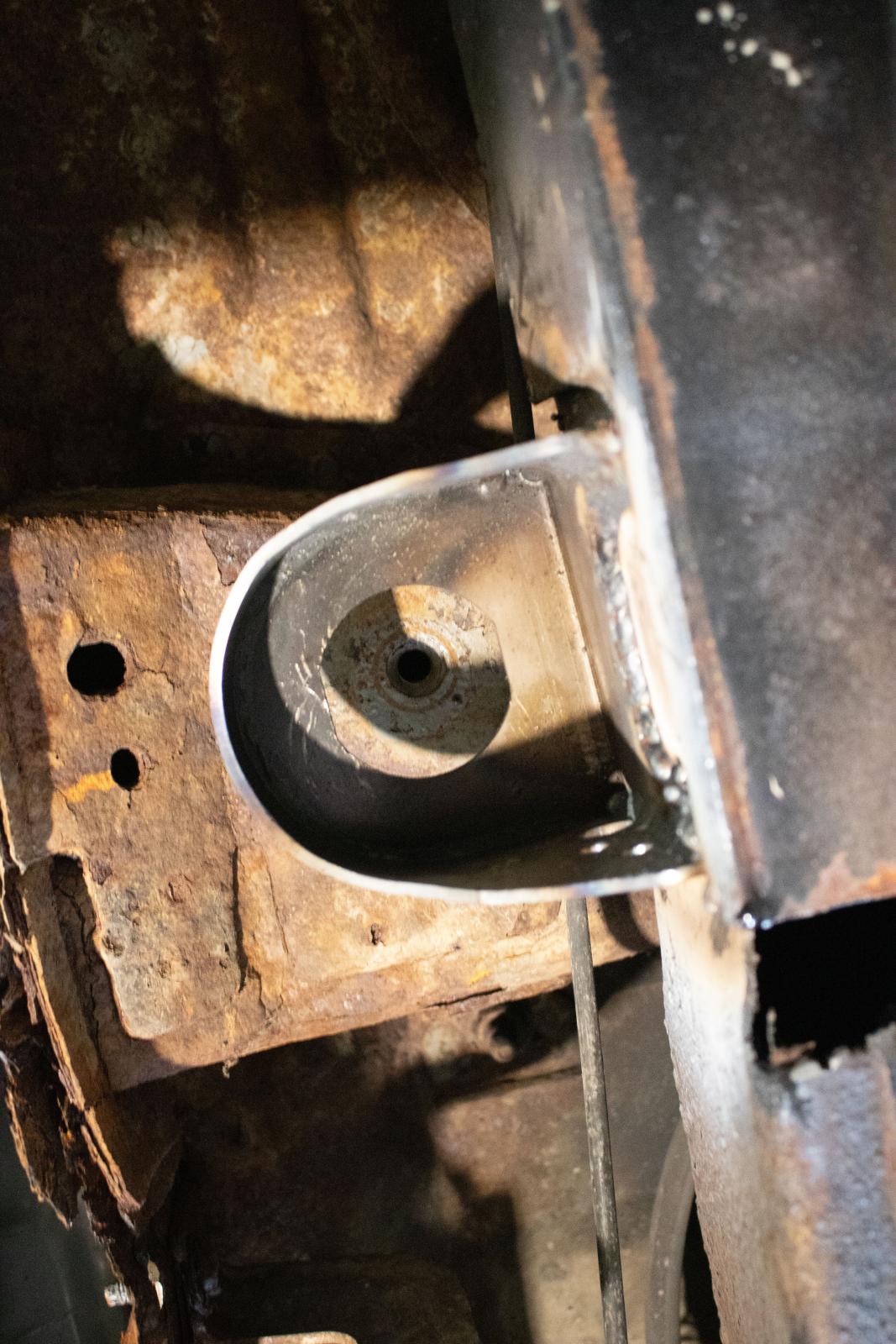 Center Body Frame Mount For Avalanche/Suburban/Yukon Rust Buster Frameworks-6