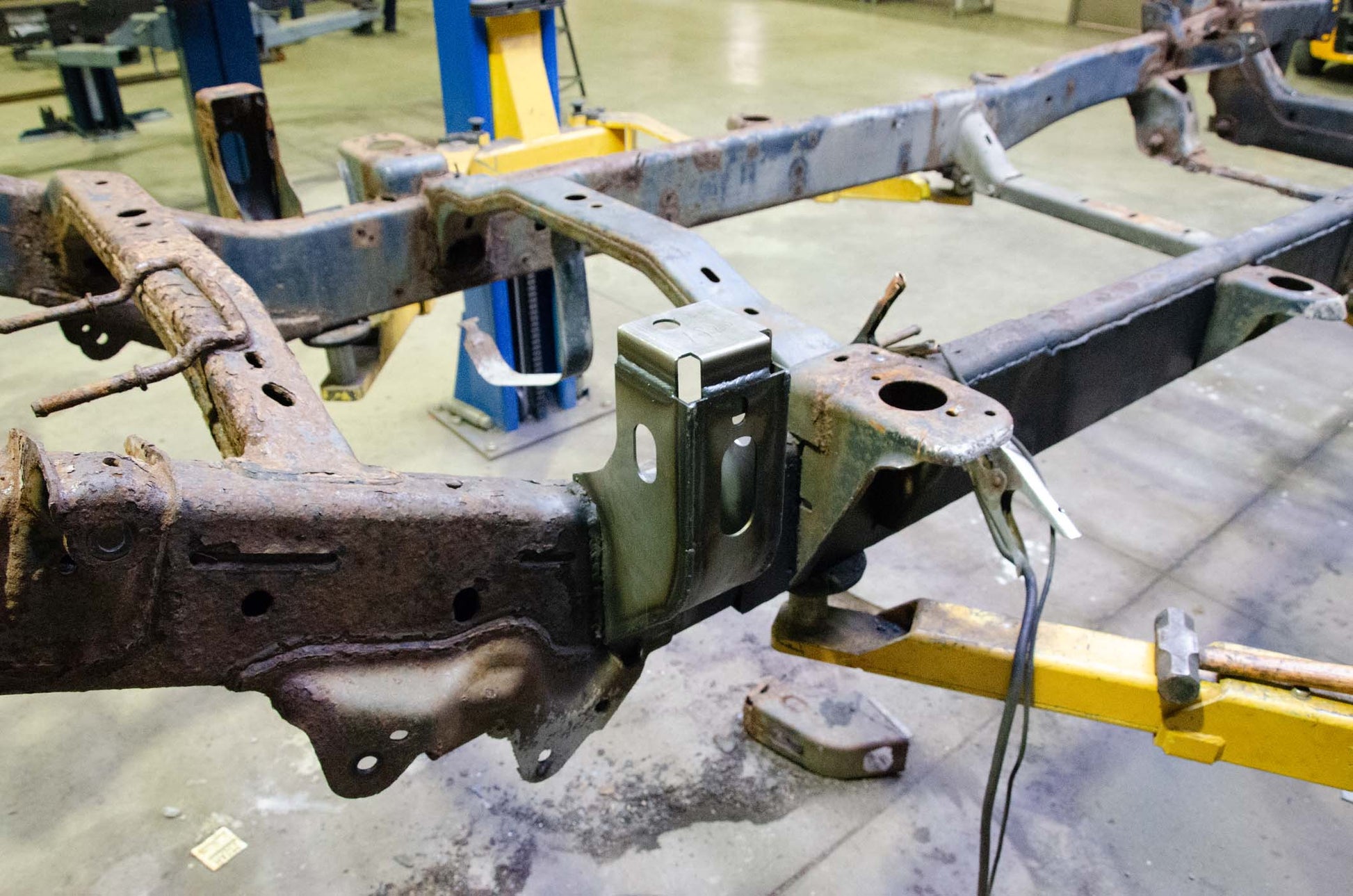 Rust Buster Frameworks 09-18 Dodge Ram 1500 Quad Cab 6.5 Foot Bed 4x4 Forward Bed Mount - Left Rust Buster Frameworks