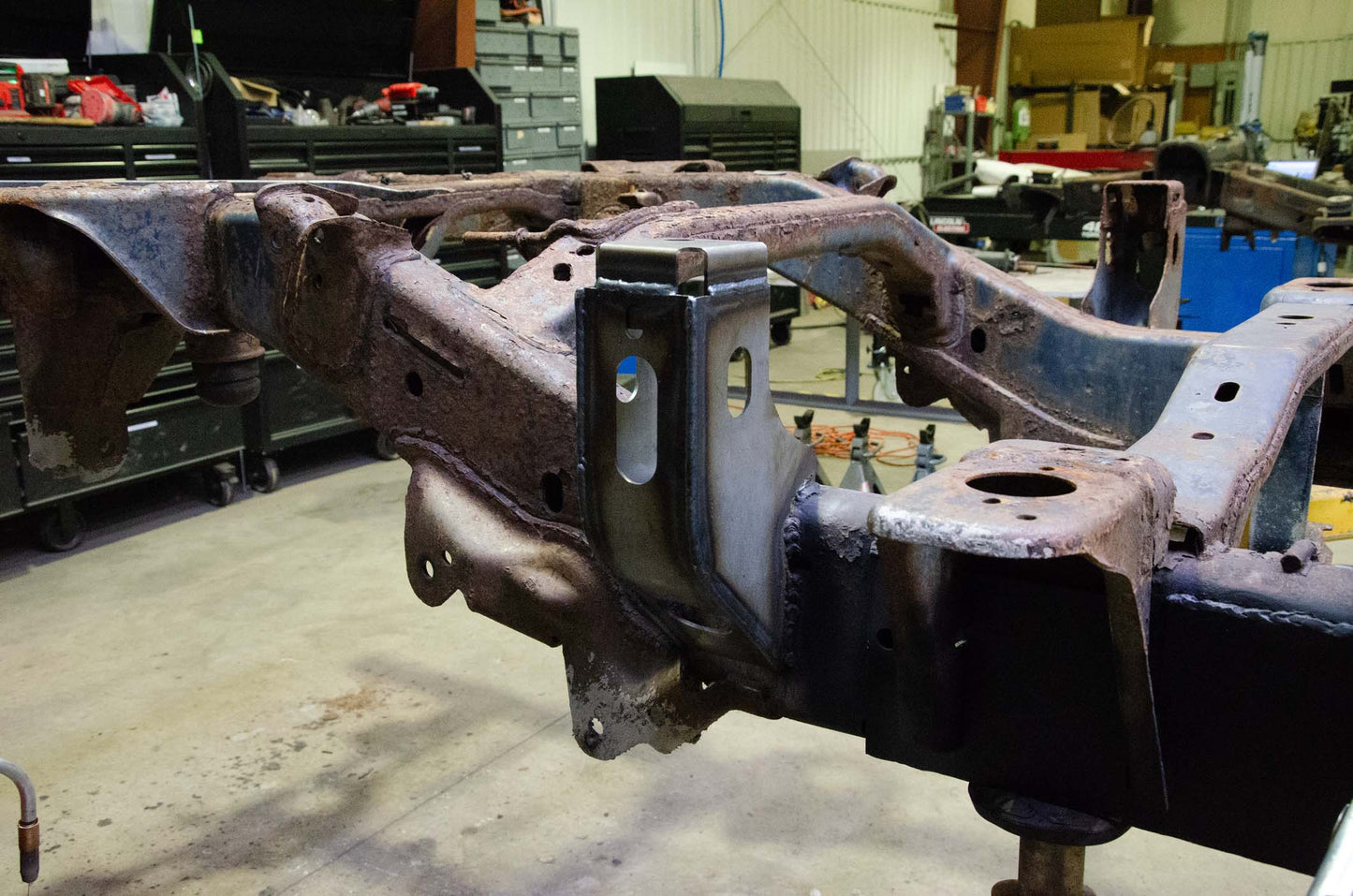 Rust Buster Frameworks 09-18 Dodge Ram 1500 Quad Cab 6.5 Foot Bed 4x4 Forward Bed Mount - Right Rust Buster Frameworks