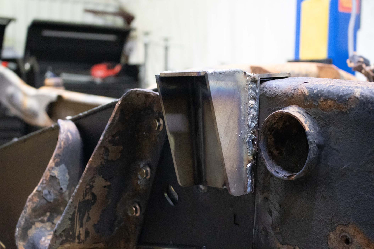 Rust Buster Frameworks Center Bed Mount For 2001-2010 GM Pickups Rust Buster