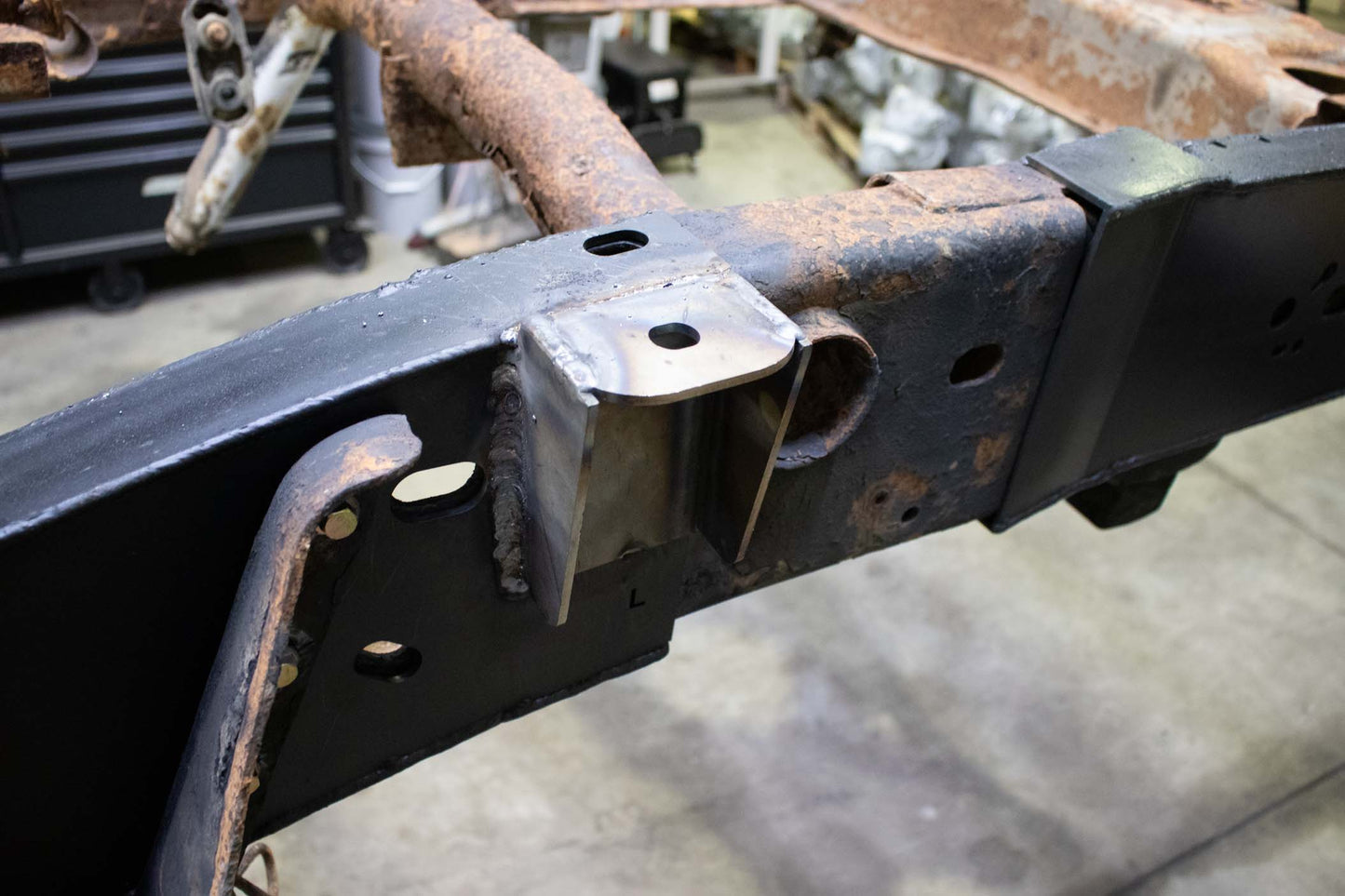 Rust Buster Frameworks Center Bed Mount For 2001-2010 GM Pickups Rust Buster