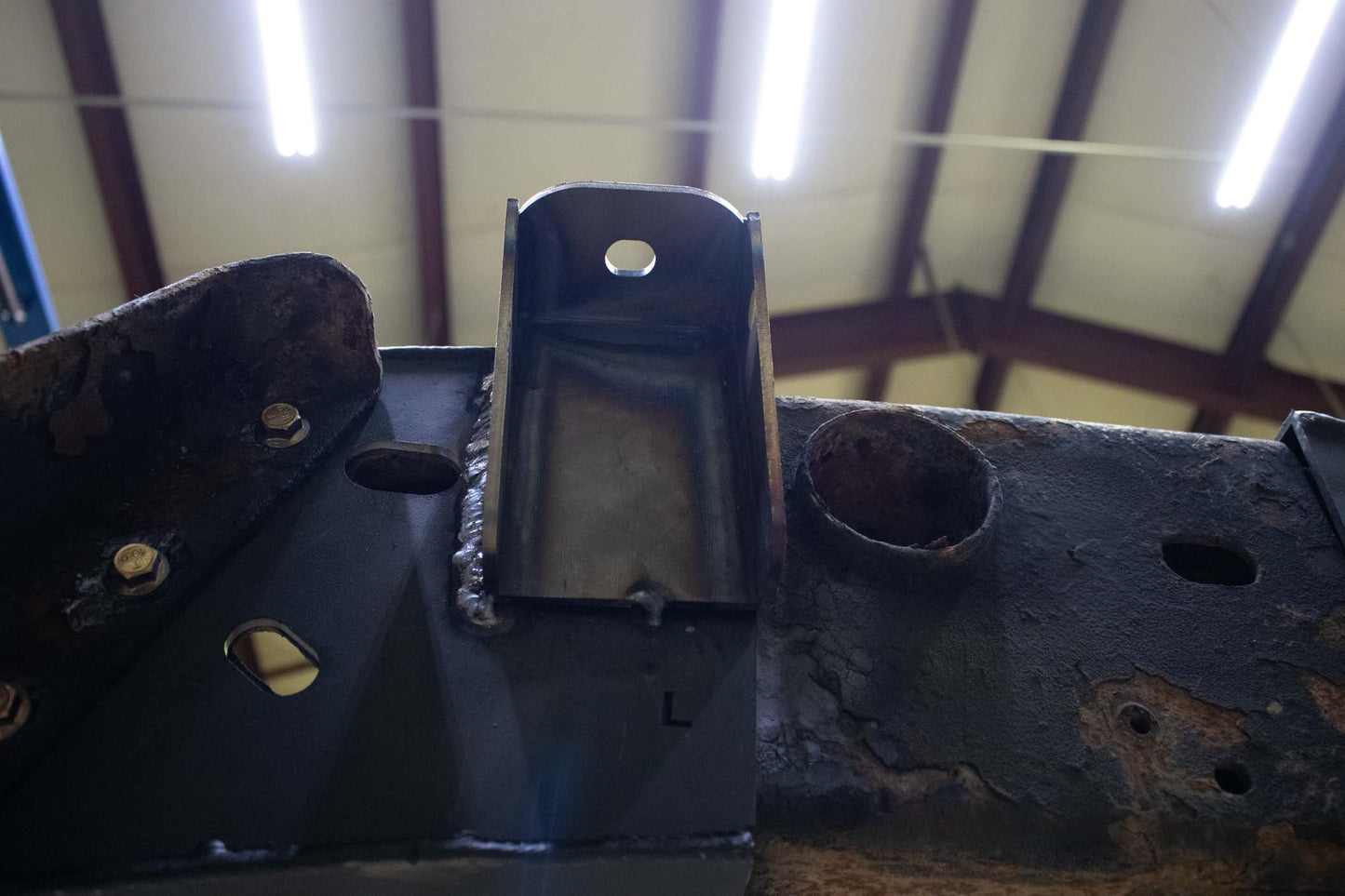 Rust Buster Frameworks Center Bed Mount For 2001-2010 GM Pickups Rust Buster