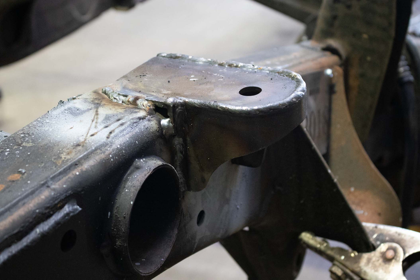 Rust Buster Frameworks Rust Buster Center Bed Mount For 2011-2018 GM HD Pickups RB7828