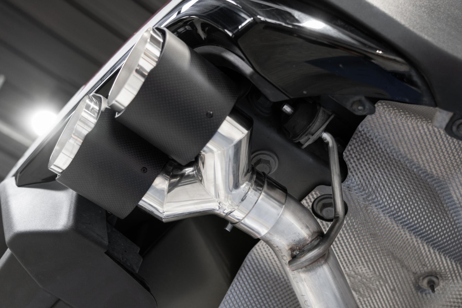 Axle-Back 2.5 inch Dual Rear Quad Tips 20-Up Explorer/Aviator MBRP-3