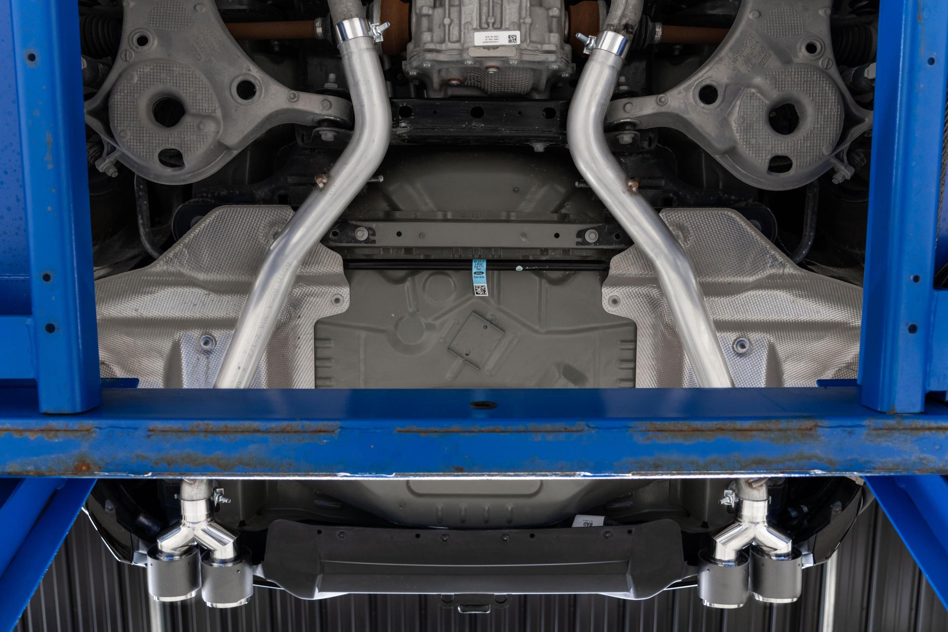 Axle-Back 2.5 inch Dual Rear Quad Tips 20-Up Explorer/Aviator MBRP-6