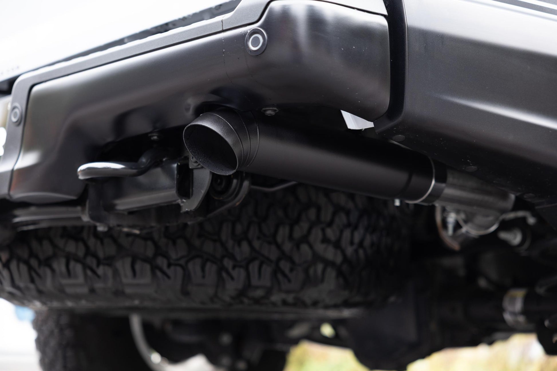 22-Present Ford F-150 Raptor 3.5L and Raptor R 5.2L Armor BLK 3-Inch Axle-Back Dual Split Rear Turn Down MBRP-10