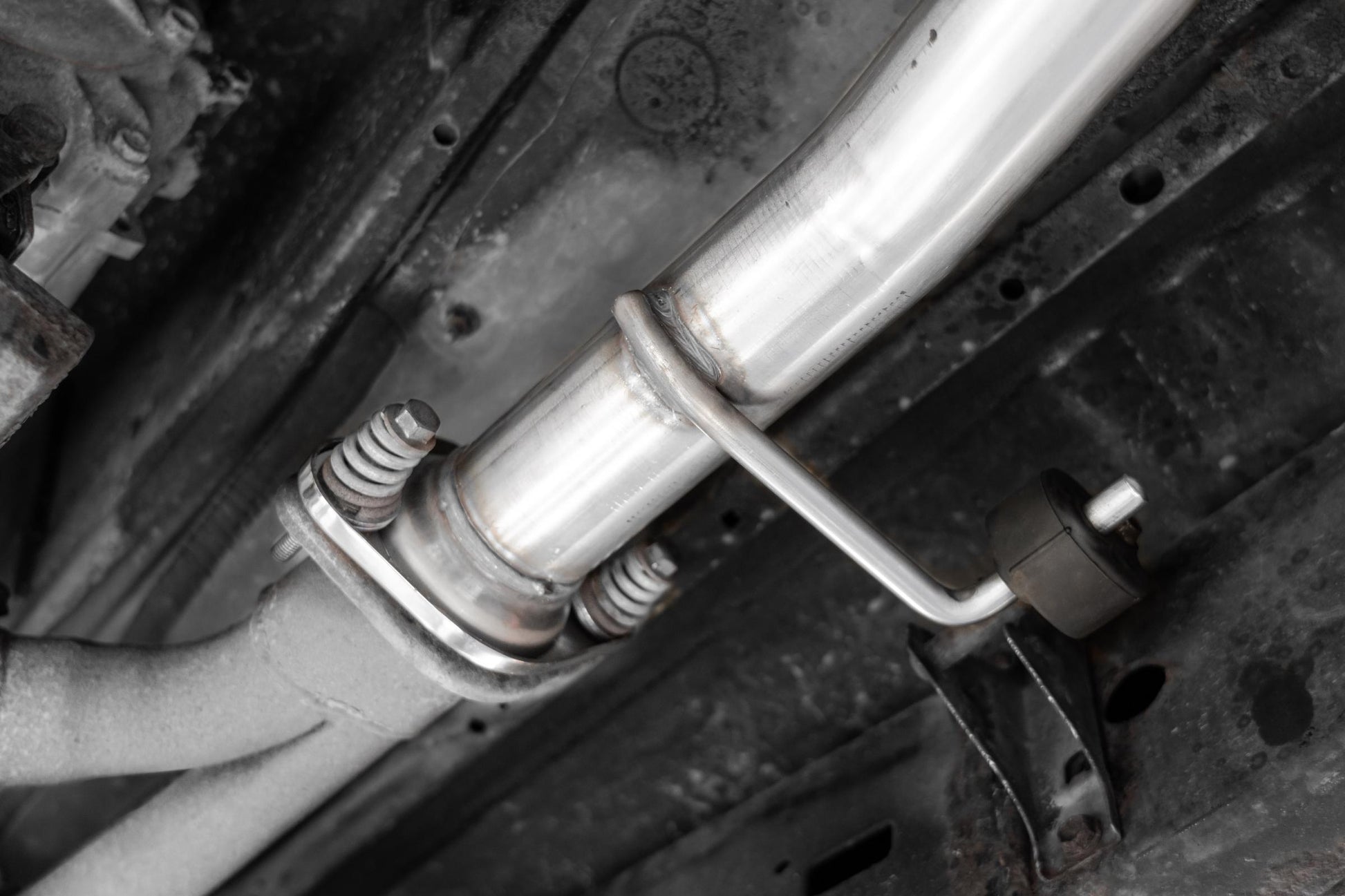 03-24 Toyota 4Runner 11-16 Toyota Land Cruiser Prado Armor Pro T304 Stainless Steel 2.5 Inch Cat-Back High Clearance Turn Down Single Rear Exit Exhaust System MBRP-2