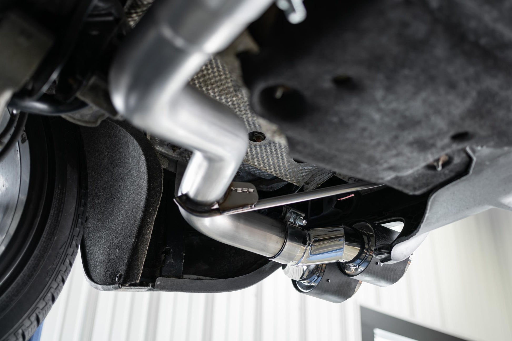Porsche 2.5 Inch Axle Back Dual Split Rear Bypass Armor Pro Series Carbon Fiber Tips For 14-Up Porsche Macan MBRP-4
