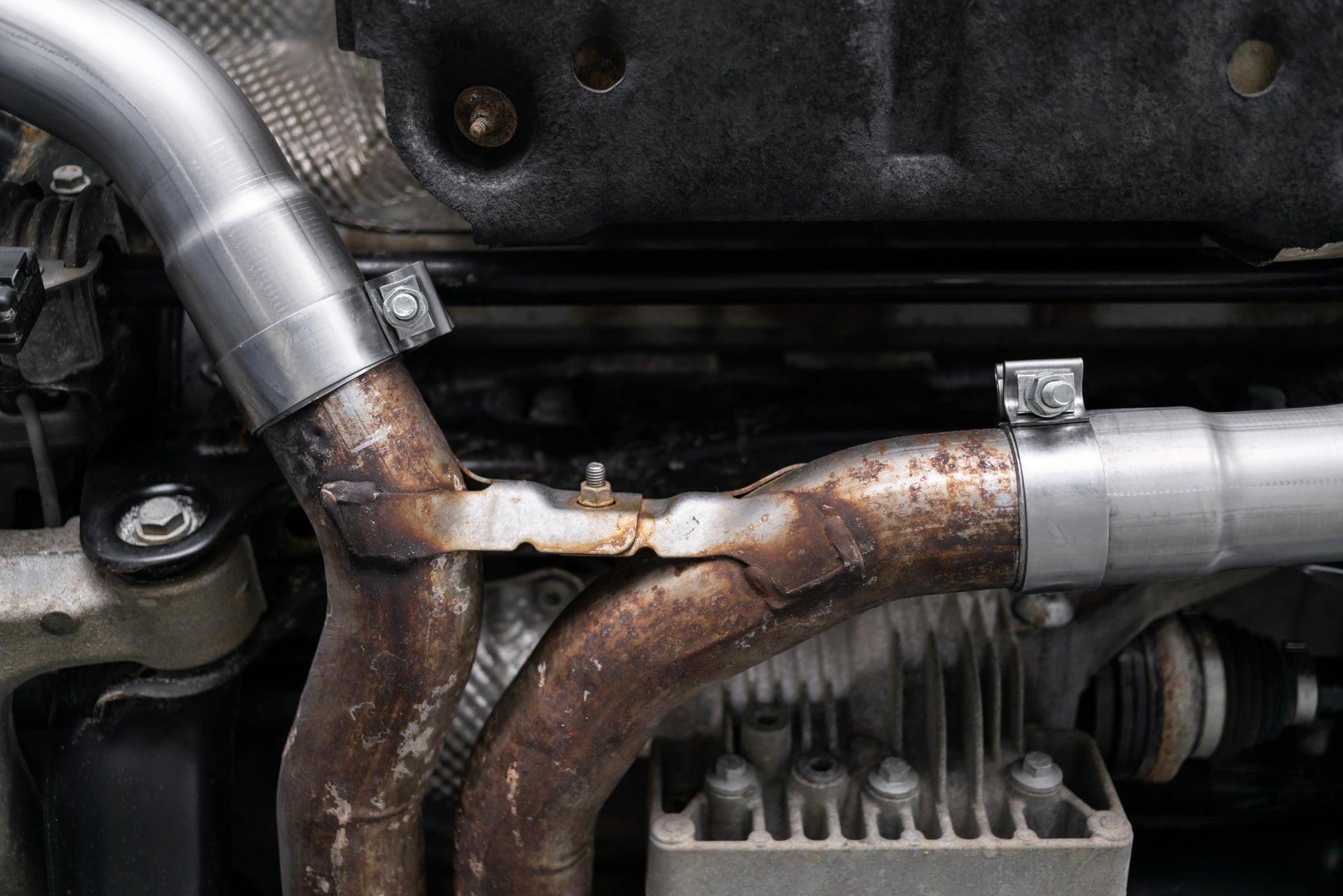 Porsche 2.5 Inch Axle Back Dual Split Rear Bypass Armor Pro Series Carbon Fiber Tips For 14-Up Porsche Macan MBRP-5