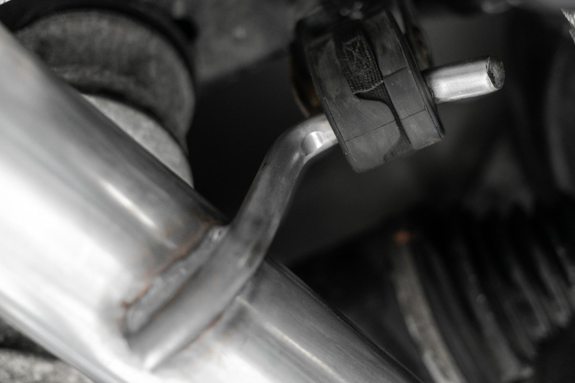 15-23 Dodge Challenger T304 Stainless Steel 2.5 Inch Cat Back Dual Rear Exit with Carbon Fiber Tips Exhaust System MBRP-7