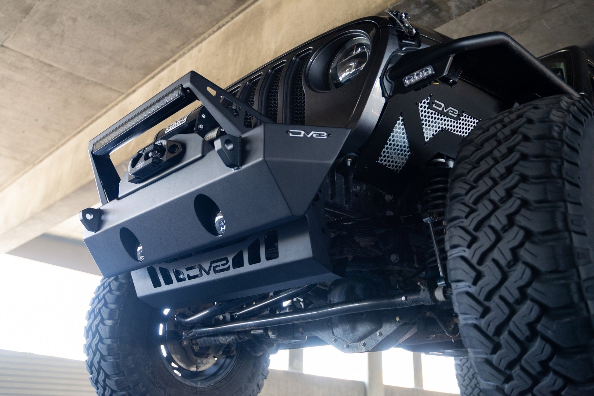 2018=2025 Jeep Wrangler JL JL Gladiator JT Front Bumper Sway Bar Disconnect Motor Skid Plate DV8 Offroad-5