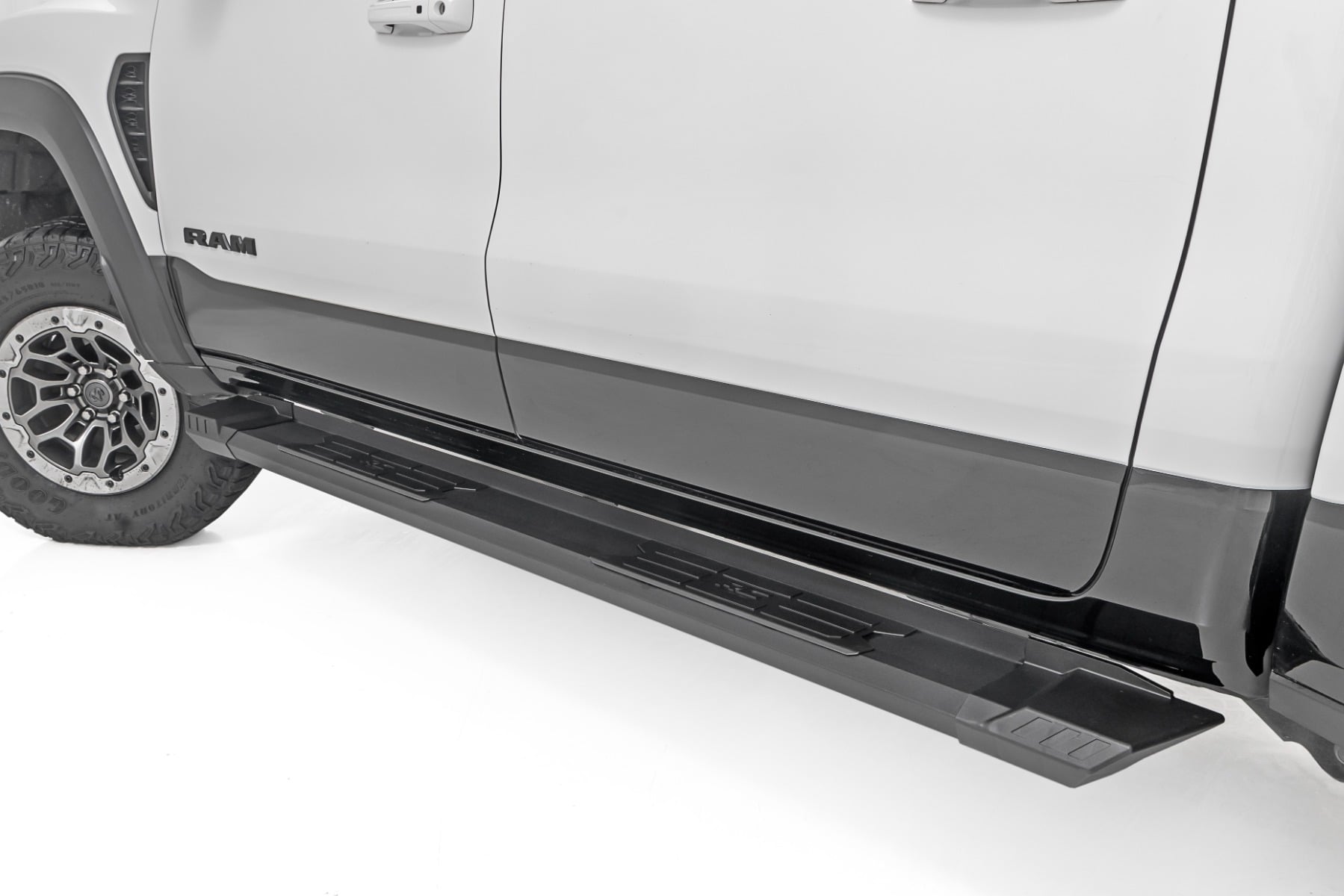 HD2 Aluminum Running Boards Crew Cab Ram 1500 (19-26)/1500 TRX (21-24) Rough Country-2
