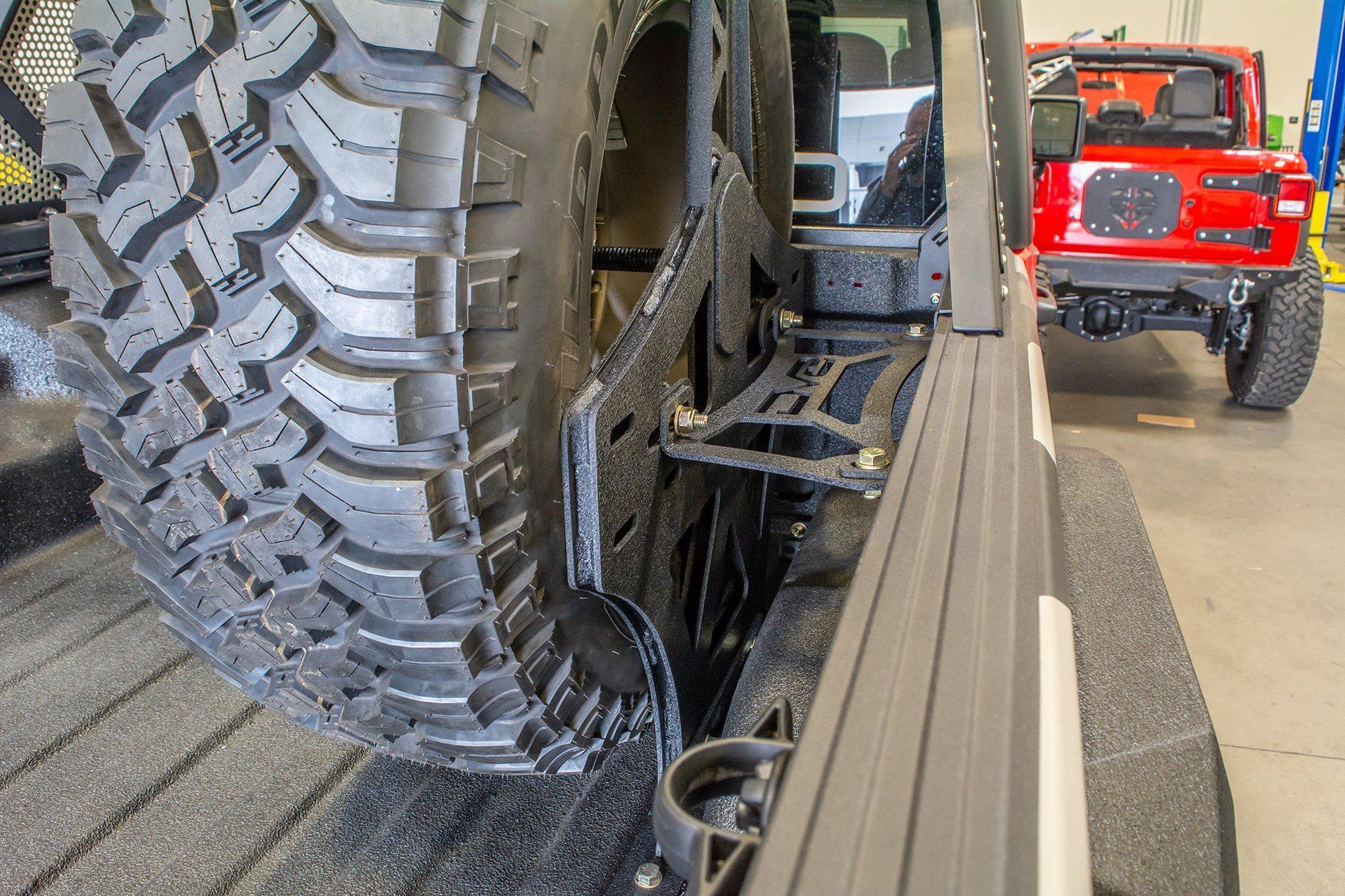 2020 2025 Jeep Gladiator Stand Up Spare Tire Mount DV8 Offroad-6