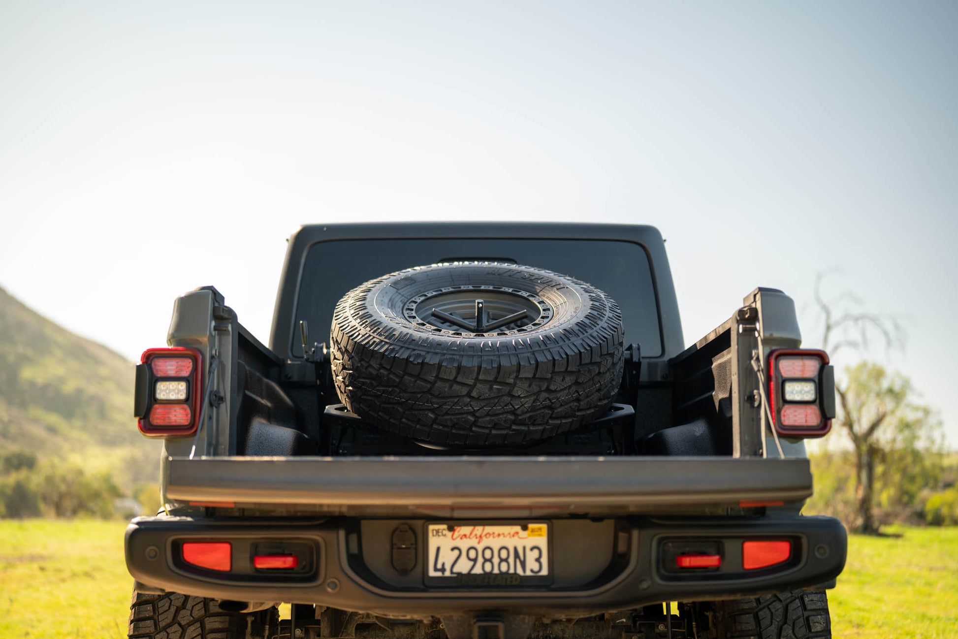 2020 2025 Jeep Gladiator JT Adjustable In Bed Tire Carrier DV8 Offroad-10