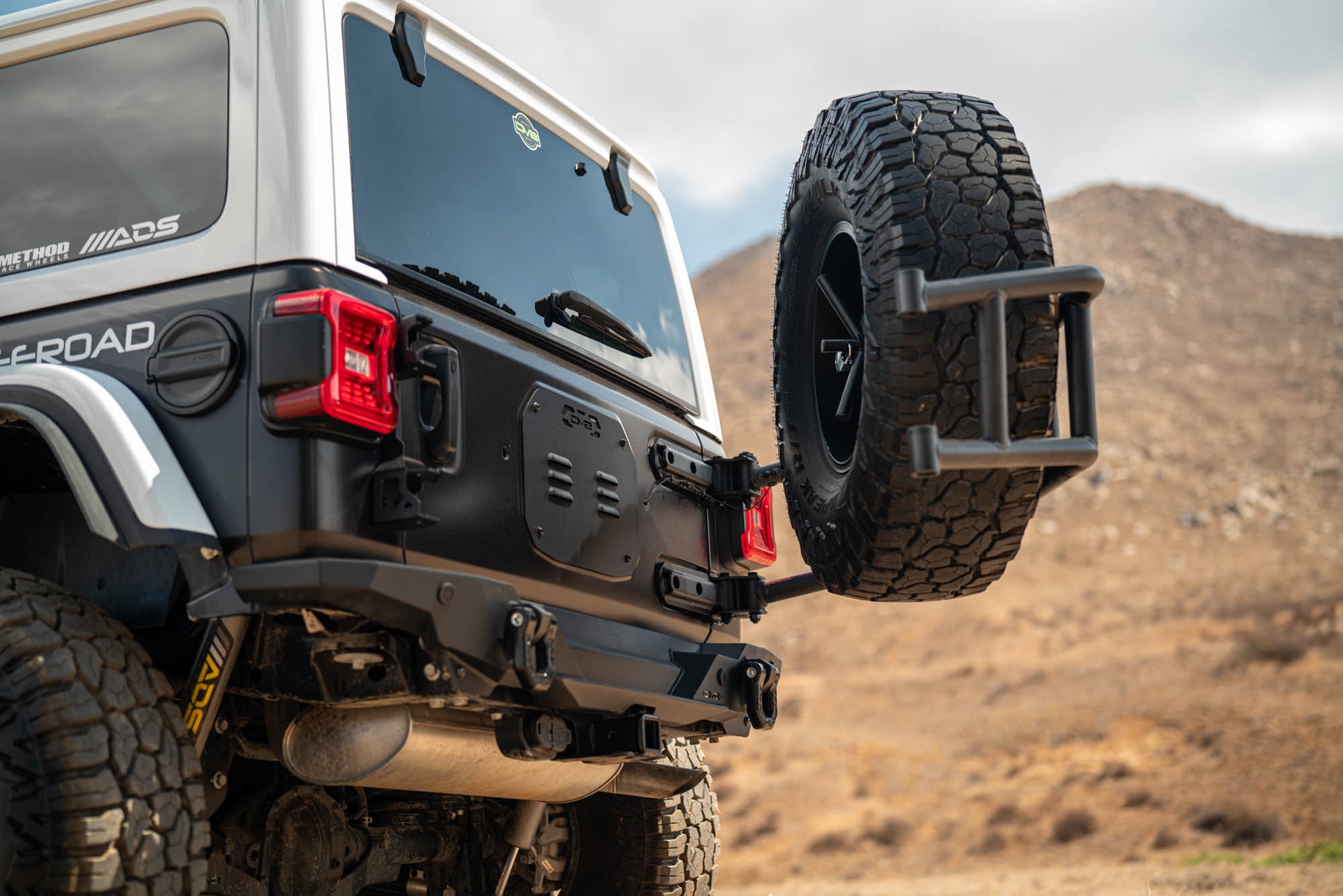 2018 2025 Jeep Wrangler JL Body Mounted Tire Carrier DV8 Offroad-1