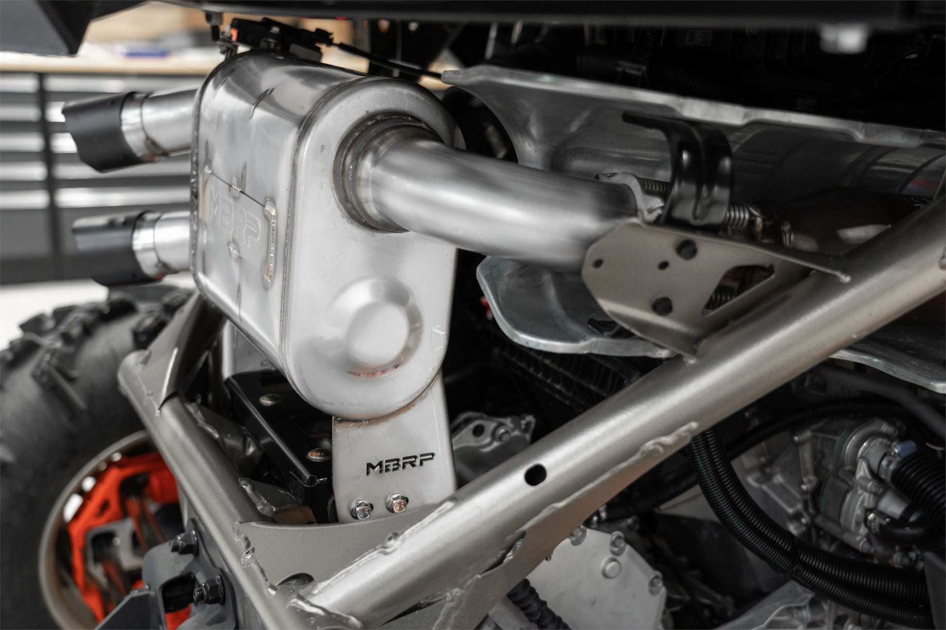 17-Up Can-Am Maverick Dual-Out Active Exhaust MBRP-2