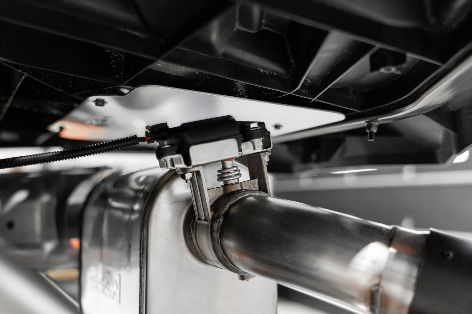 17-Up Can-Am Maverick Dual-Out Active Exhaust MBRP-3